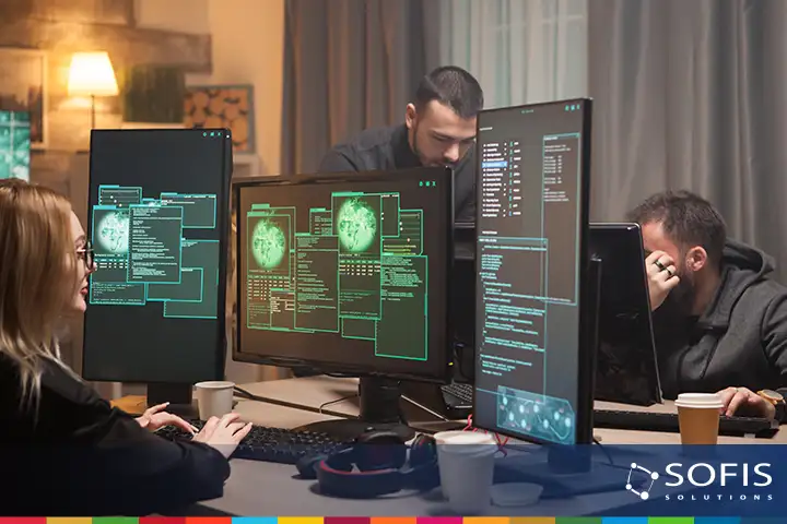 Personas frente a monitores de computadora